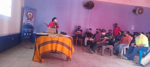 Empleados municipales de Santiago Atitlán son capacitados por educadores ambientales de la AMSCLAE.