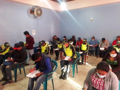 Empleados municipales de Santiago Atitlán son capacitados por educadores ambientales de la AMSCLAE.