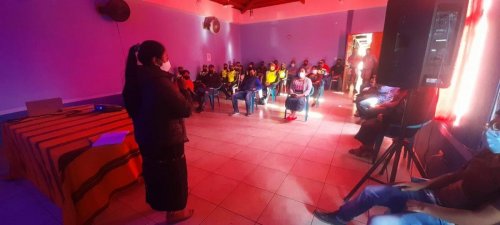 Empleados municipales de Santiago Atitlán son capacitados por educadores ambientales de la AMSCLAE.