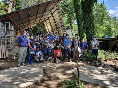 AMSCLAE entrega equipo e insumos para la producción apícola en Santiago Atitlán 