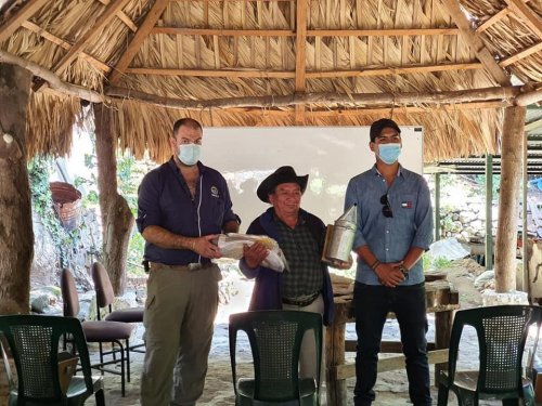 AMSCLAE entrega equipo e insumos para la producción apícola en Santiago Atitlán 