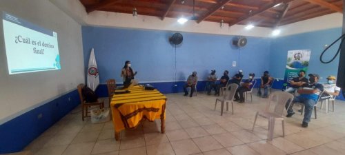 Promotores Ambientales de la AMSCLAE capacitan a operarios del tren de aseo de Santiago Atitlán