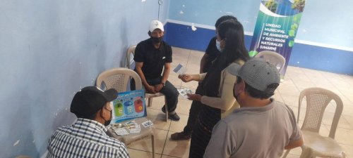 Promotores Ambientales de la AMSCLAE capacitan a operarios del tren de aseo de Santiago Atitlán