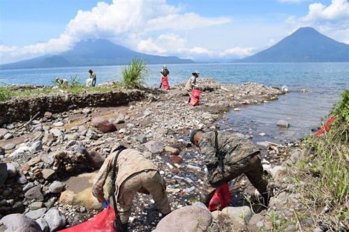 Comunitarios y jóvenes voluntarios limpian la desembocadura del río Quiscab  