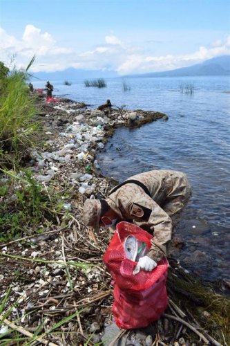 Comunitarios y jóvenes voluntarios limpian la desembocadura del río Quiscab  