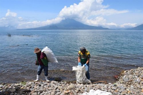 Comunitarios y jóvenes voluntarios limpian la desembocadura del río Quiscab  