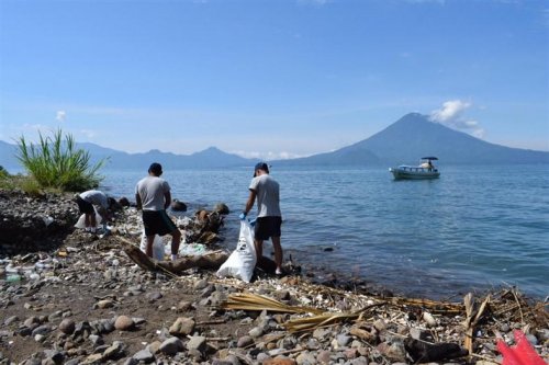 Comunitarios y jóvenes voluntarios limpian la desembocadura del río Quiscab  