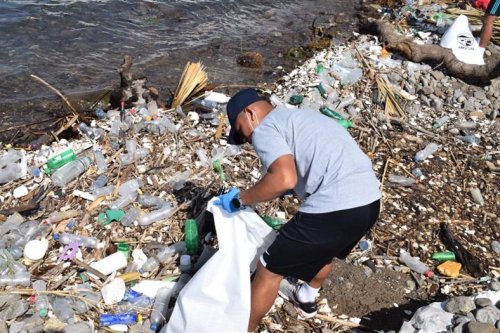 Comunitarios y jóvenes voluntarios limpian la desembocadura del río Quiscab  