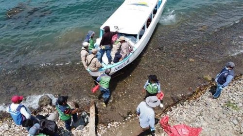 Comunitarios y jóvenes voluntarios limpian la desembocadura del río Quiscab  