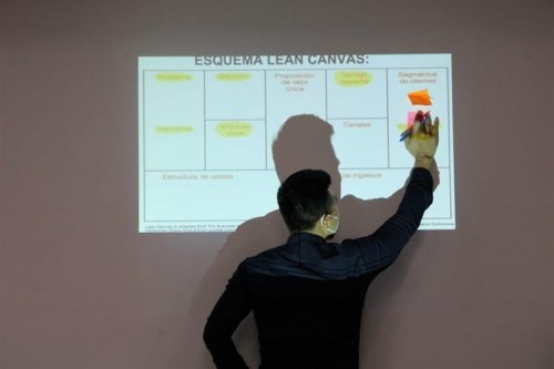 Emprendedores de la Cuenca son capacitados por profesionales de distintas instituciones para el fortalecimiento de sus proyectos 