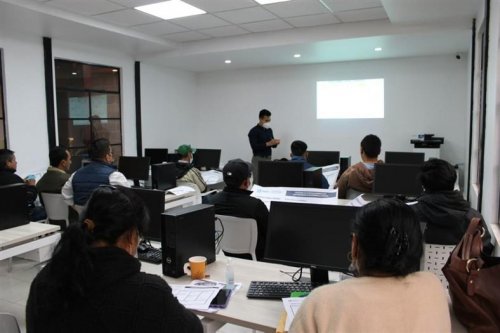 Emprendedores de la Cuenca son capacitados por profesionales de distintas instituciones para el fortalecimiento de sus proyectos 