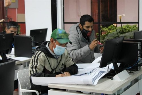 Emprendedores de la Cuenca son capacitados por profesionales de distintas instituciones para el fortalecimiento de sus proyectos 