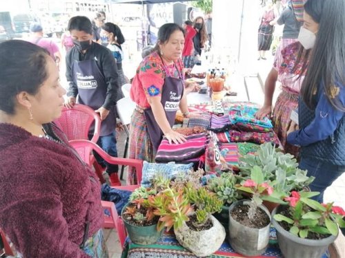 Primera exposición y mercado de productos locales Tz'olojya