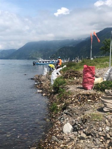 Coordinación interinstitucional permite la extracción de desechos a orillas del lago Atitlán