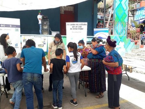 AMSCLAE realiza feria ambiental en Santa Catarina Palopó.