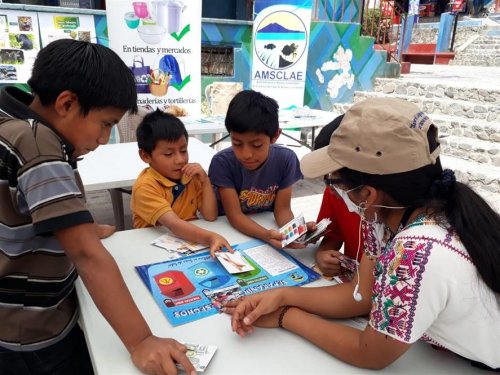 AMSCLAE realiza feria ambiental en Santa Catarina Palopó.