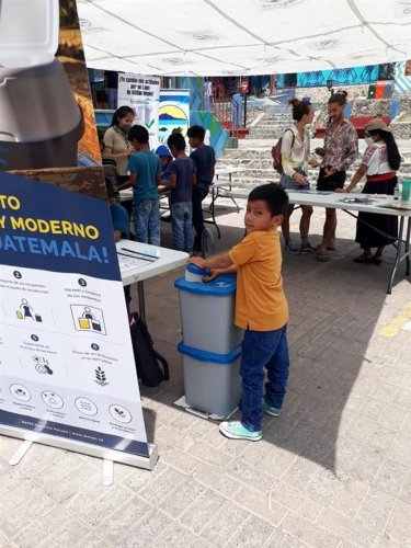 AMSCLAE realiza feria ambiental en Santa Catarina Palopó.