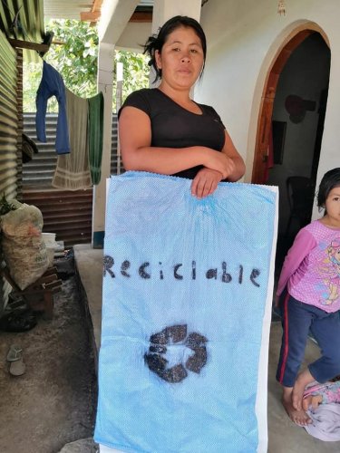 Jornada de educación ambiental capacita a 26 familias de Tzununá