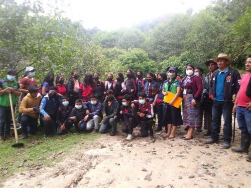 Como parte del proyecto comunitario, los alumnos realizaron una jornada de reforestación y una actividad de concientización sobre la clasificación de los desechos a comerciantes del mercado del caserío.