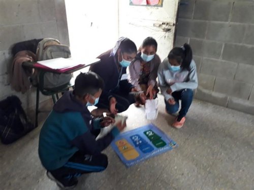 Como parte del proyecto comunitario, los alumnos realizaron una jornada de reforestación y una actividad de concientización sobre la clasificación de los desechos a comerciantes del mercado del caserío.