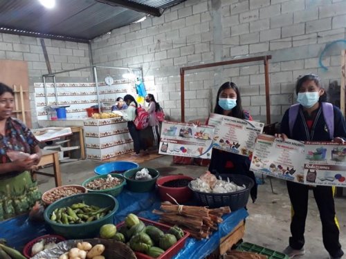 Como parte del proyecto comunitario, los alumnos realizaron una jornada de reforestación y una actividad de concientización sobre la clasificación de los desechos a comerciantes del mercado del caserío.