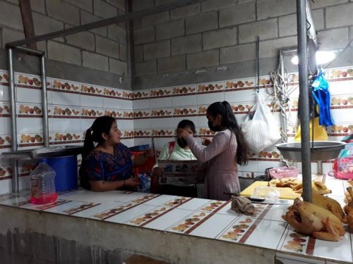 Como parte del proyecto comunitario, los alumnos realizaron una jornada de reforestación y una actividad de concientización sobre la clasificación de los desechos a comerciantes del mercado del caserío.