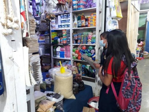 Como parte del proyecto comunitario, los alumnos realizaron una jornada de reforestación y una actividad de concientización sobre la clasificación de los desechos a comerciantes del mercado del caserío.