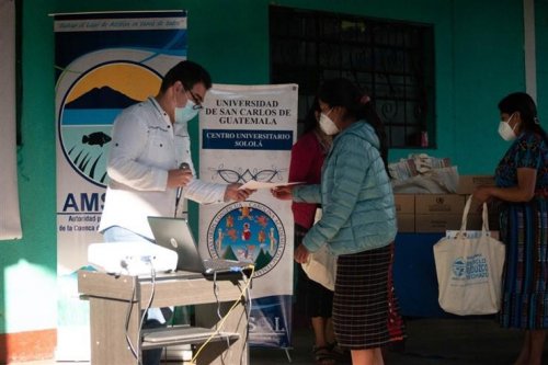 Como parte del proyecto comunitario, los alumnos realizaron una jornada de reforestación y una actividad de concientización sobre la clasificación de los desechos a comerciantes del mercado del caserío.