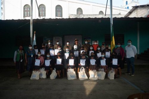 Como parte del proyecto comunitario, los alumnos realizaron una jornada de reforestación y una actividad de concientización sobre la clasificación de los desechos a comerciantes del mercado del caserío.