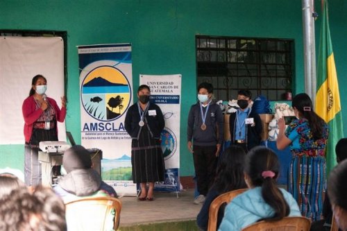 Como parte del proyecto comunitario, los alumnos realizaron una jornada de reforestación y una actividad de concientización sobre la clasificación de los desechos a comerciantes del mercado del caserío.