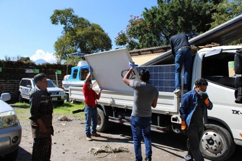 AMSCLAE entrega paneles solares fotovoltaicos al comité de agua del Caserío Xibalbay
