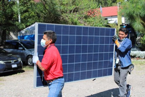 AMSCLAE entrega paneles solares fotovoltaicos al comité de agua del Caserío Xibalbay