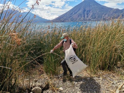 Población de San Marcos la Laguna contribuye al saneamiento ambiental de su municipio