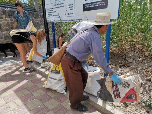 Población de San Marcos la Laguna contribuye al saneamiento ambiental de su municipio