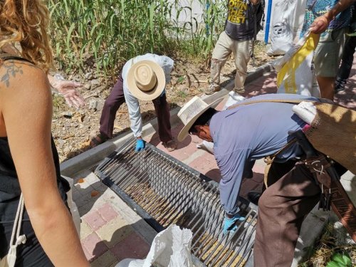 Población de San Marcos la Laguna contribuye al saneamiento ambiental de su municipio