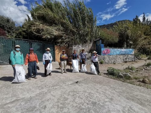 Población de San Marcos la Laguna contribuye al saneamiento ambiental de su municipio