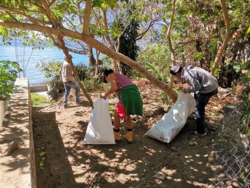 Población de San Marcos la Laguna contribuye al saneamiento ambiental de su municipio