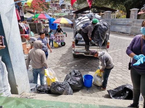 Población de San Marcos la Laguna contribuye al saneamiento ambiental de su municipio