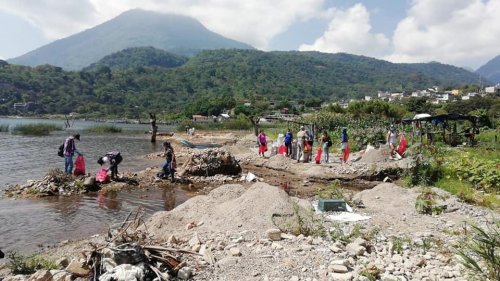 Voluntarios retiran más de 800 libras de desechos en San Juan la Laguna