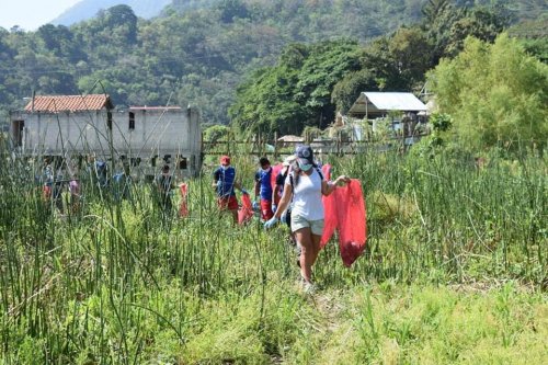 Voluntarios retiran más de 800 libras de desechos en San Juan la Laguna