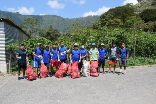 Voluntarios retiran más de 800 libras de desechos en San Juan la Laguna