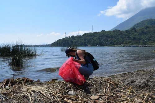 Voluntarios retiran más de 800 libras de desechos en San Juan la Laguna