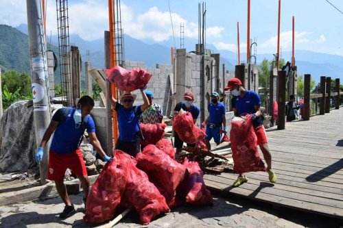 Voluntarios retiran más de 800 libras de desechos en San Juan la Laguna