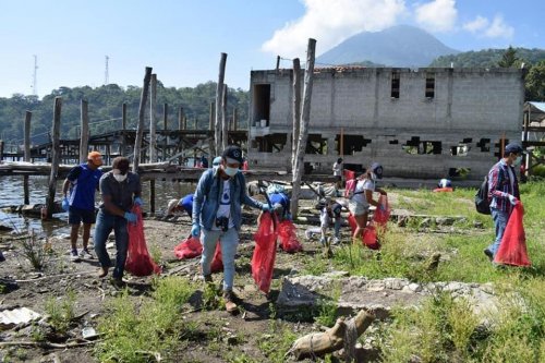 Voluntarios retiran más de 800 libras de desechos en San Juan la Laguna