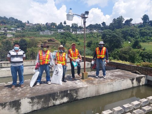 Entrega de equipo de protección personal a operarios de la Planta de Tratamiento de Aguas Residuales del Barrio San Antonio, Sololá