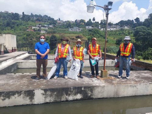 Entrega de equipo de protección personal a operarios de la Planta de Tratamiento de Aguas Residuales del Barrio San Antonio, Sololá