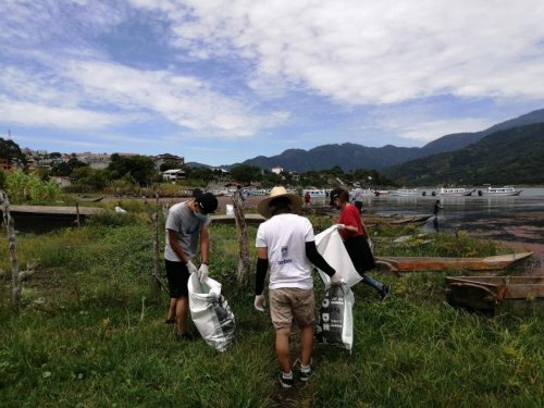 Jornada de limpieza promueve el manejo adecuado de los residuos sólidos en Santiago Atitlán