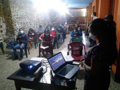 Empleados municipales de San Antonio Palopó participan en taller de educación ambiental.