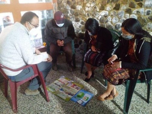 Empleados municipales de San Antonio Palopó participan en taller de educación ambiental.