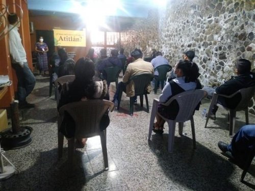 Empleados municipales de San Antonio Palopó participan en taller de educación ambiental.